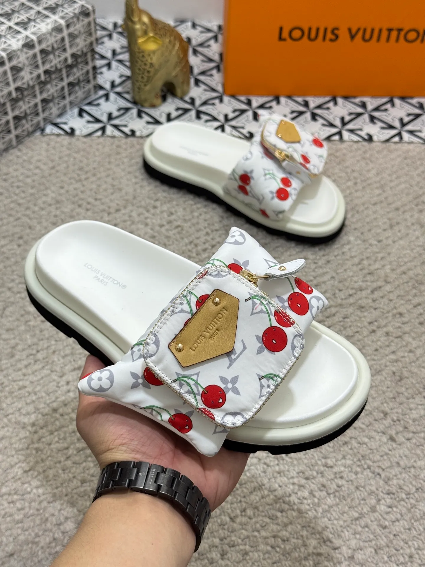 Men's shoes 💰400 [New style] 🦇🦇Top original order [Louis Vuitton] Couple style 👫Spring and summer style🎯🎯As an active family in the fashion industry ⭐ Lv is characterized by bold innovation ⚡Fabric down cloth🔥 Combined outsole, clean and tidy ⚡Fashionable and generous🌹Multiple colors available..Size: 36-44 (45 customized